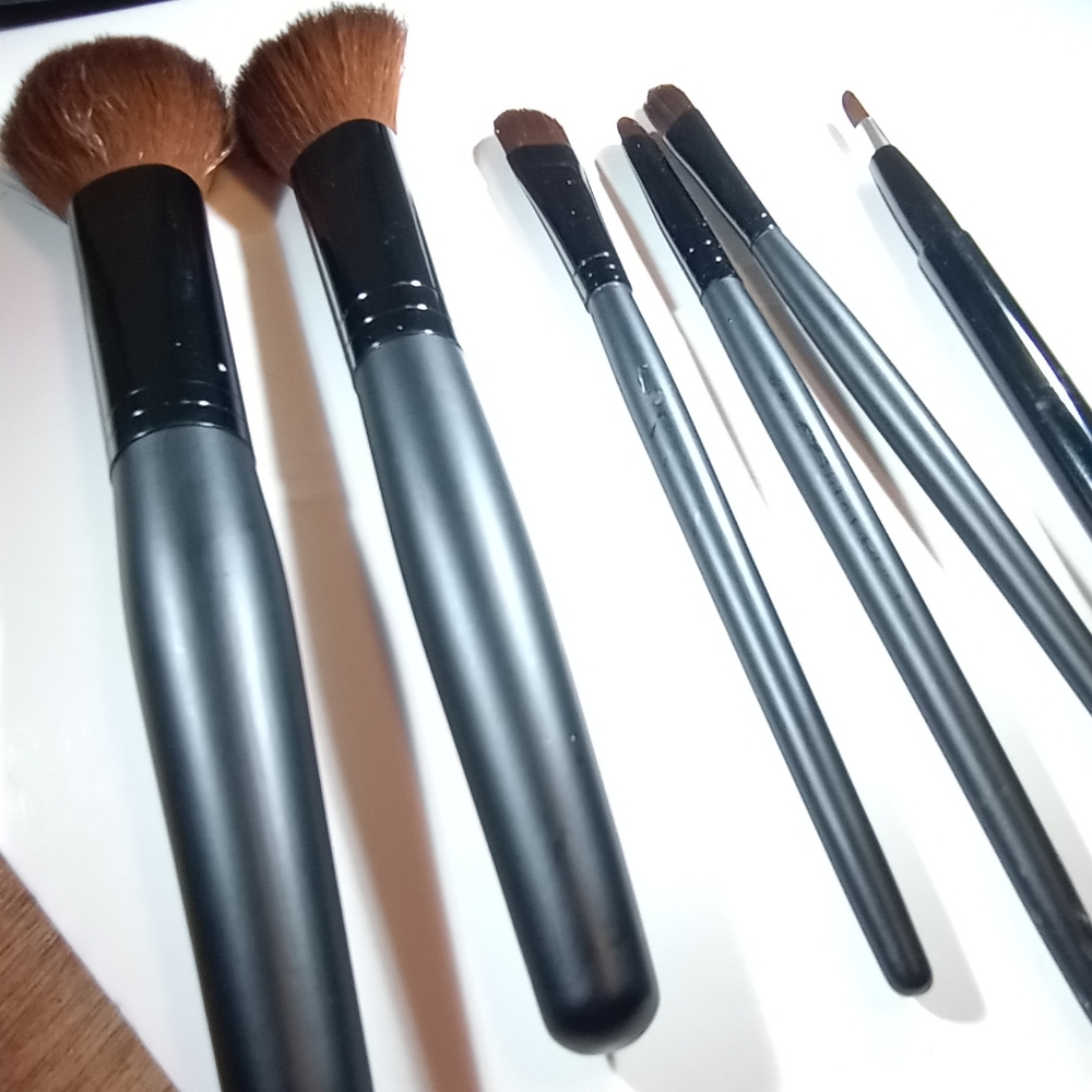 💥PRICE DROP💥 never used set of 6 makeup brushes